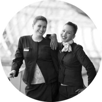 hôtesses de l'air agent escale noir et blanc sourires